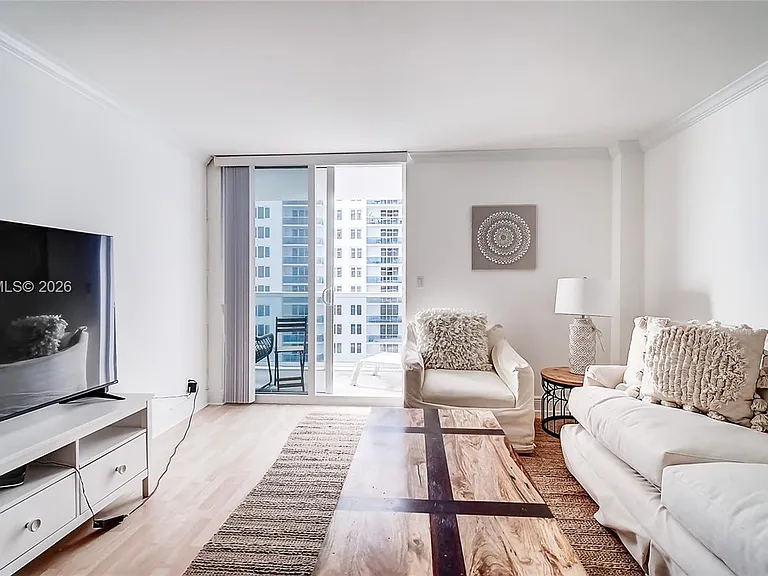 2401 Collins Ave #904 — Photo 8