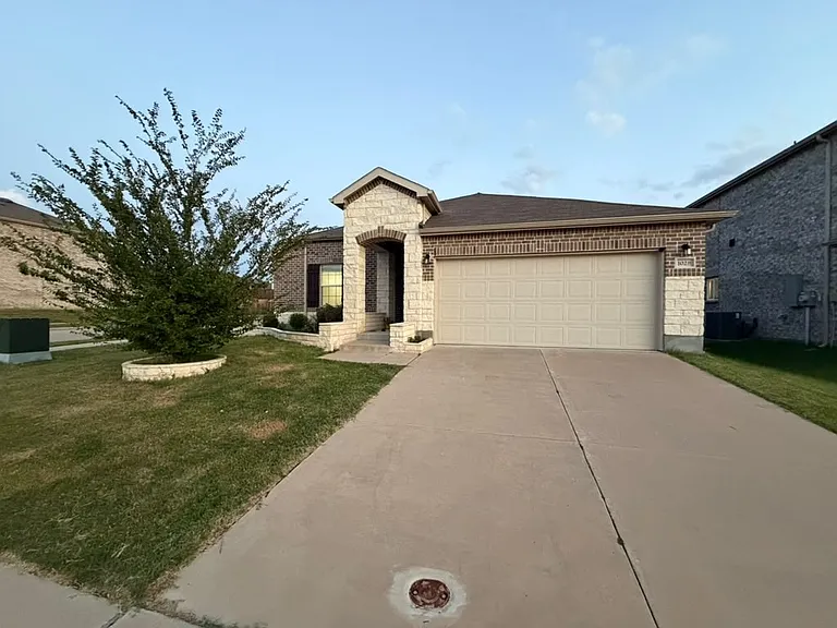 1028 Vernon Dr — Photo 1