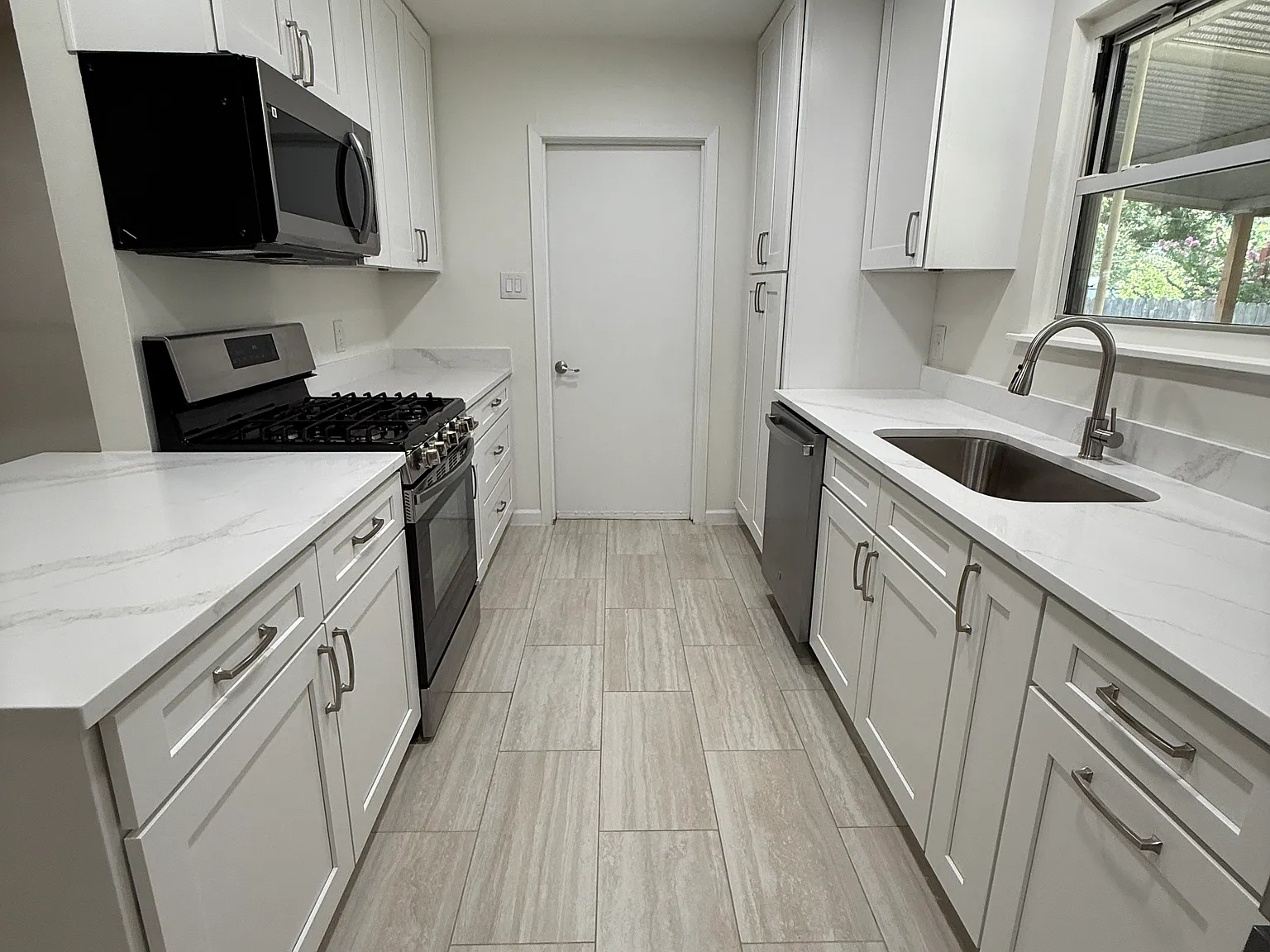 3 bed, 1100 sqft, $3,000 — Photo 4