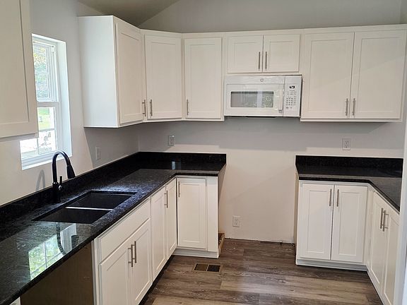 3rd image of 4610 Kings Crossing Dr NE