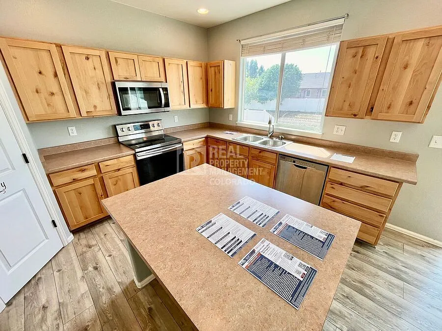 4-Bedroom Single-Family Home in Windsor, CO Granite Kitchen, 3-Car Garage & Fenced Backyard — Photo 4