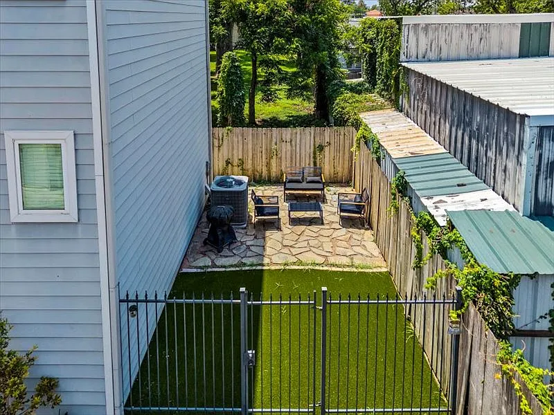 3 bed, 3.5 bath, 1845 sqft, $5,200 — Photo 3