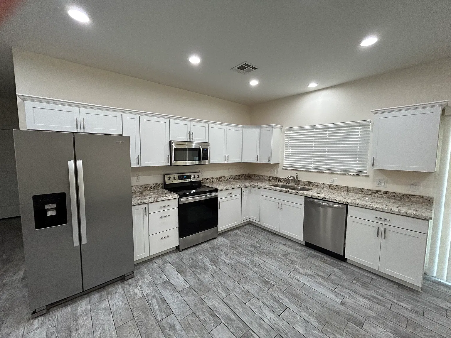 4 bed, 2.5 bath, 1930 sqft, $2,550 — Photo 1