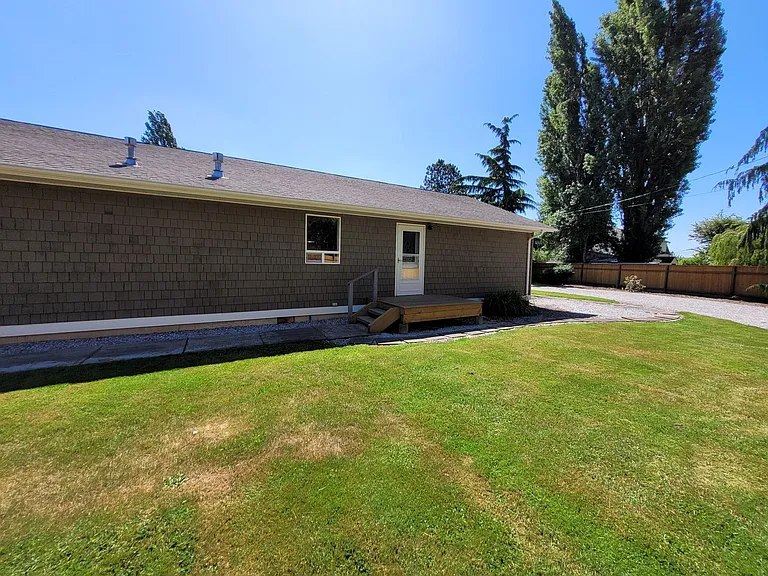 625 1/2 Marine Dr — Photo 2