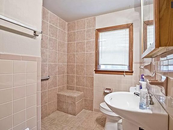 5th image of 805 SE C St