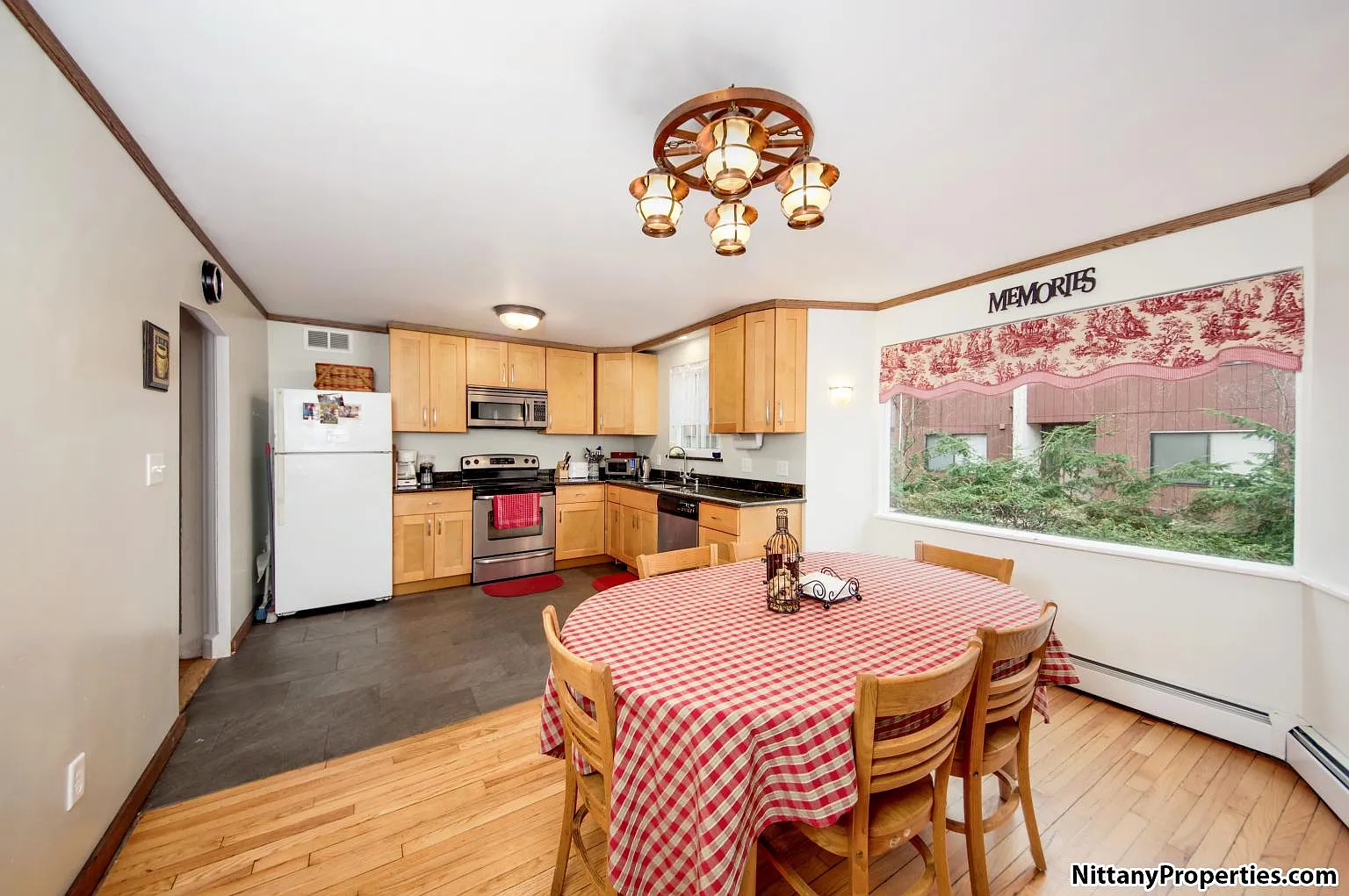 3 bed, 2.5 bath, 1930 sqft, $6,300 — Photo 4