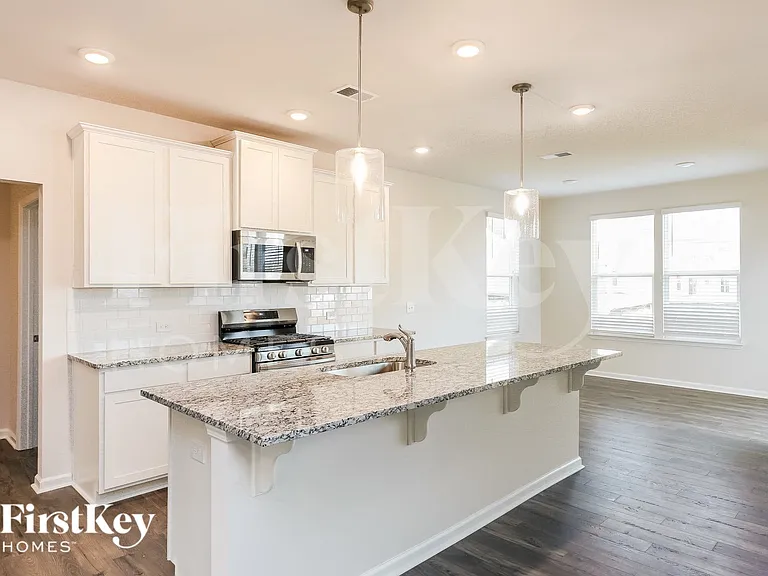 557 Hillpark Ln — Photo 6