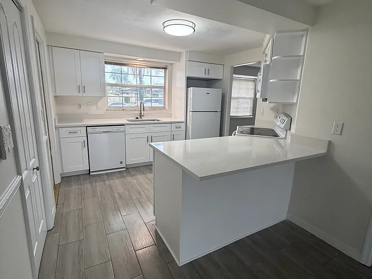 Magellan Dr — Photo 9