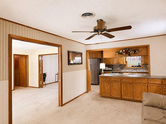 4th image of 18 Hickory Ct