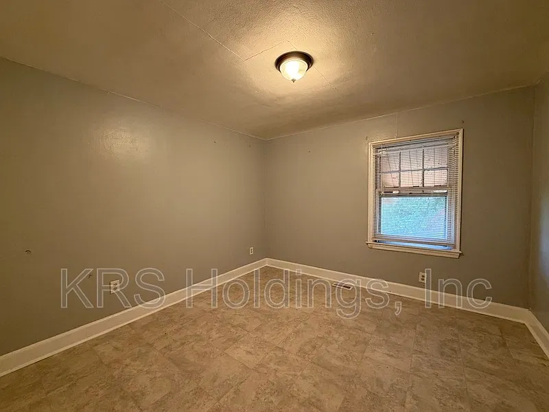 3 bed, 1.0 bath, 973 sqft, $1,600 — Photo 3