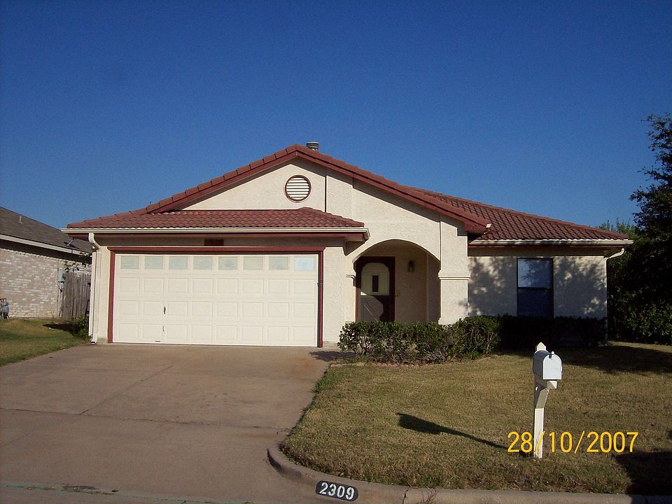 Huge Corner Lot, Stucco Exterior, Concrete Tile Roof