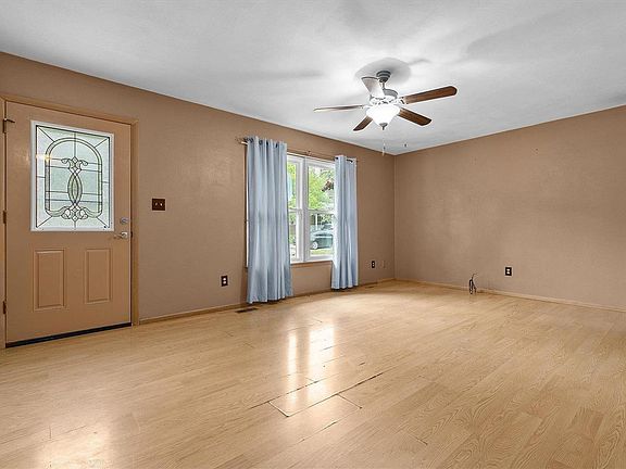 4th image of 302 Saint Clair Ct