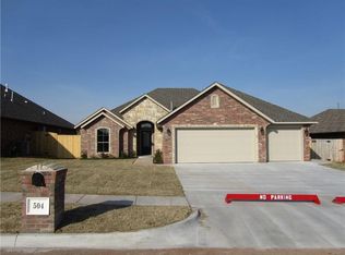 504 Cottonwood Dr, Moore, OK 73160