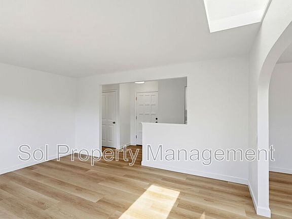 4th image of 905 Pellegrini St