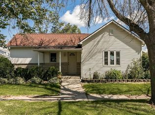 109 4th St, Van Horne, IA 52346