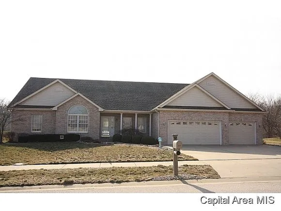 2100 Lake Crest Dr photo 1