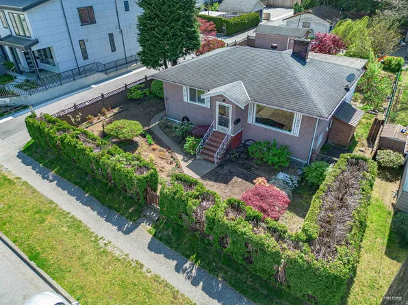704 Smith Ave, Coquitlam, BC V3J 2W7