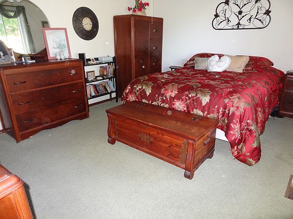 Large Master w/walk-in closet