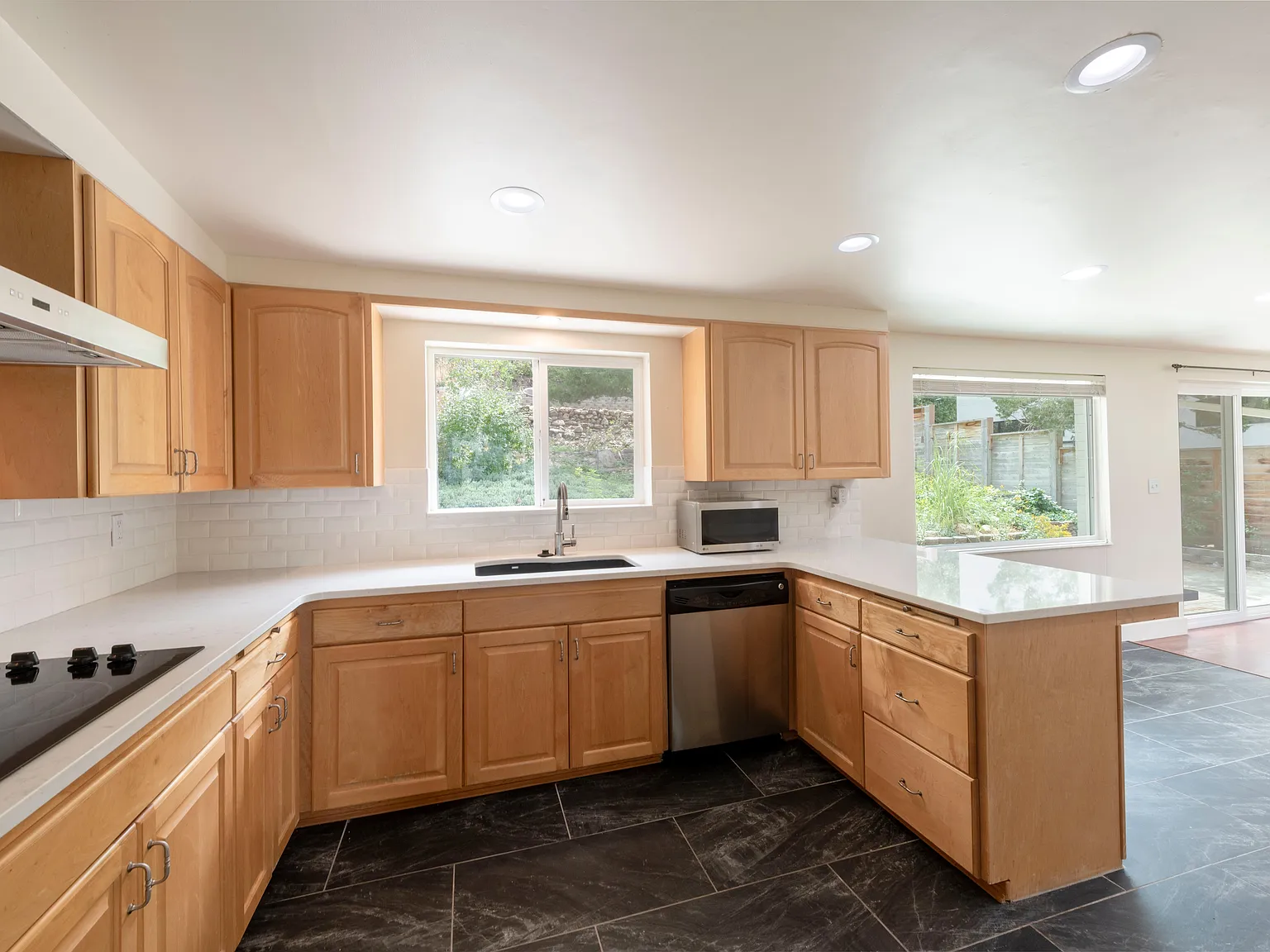 5 bed, 2900 sqft, $3,900 — Photo 4