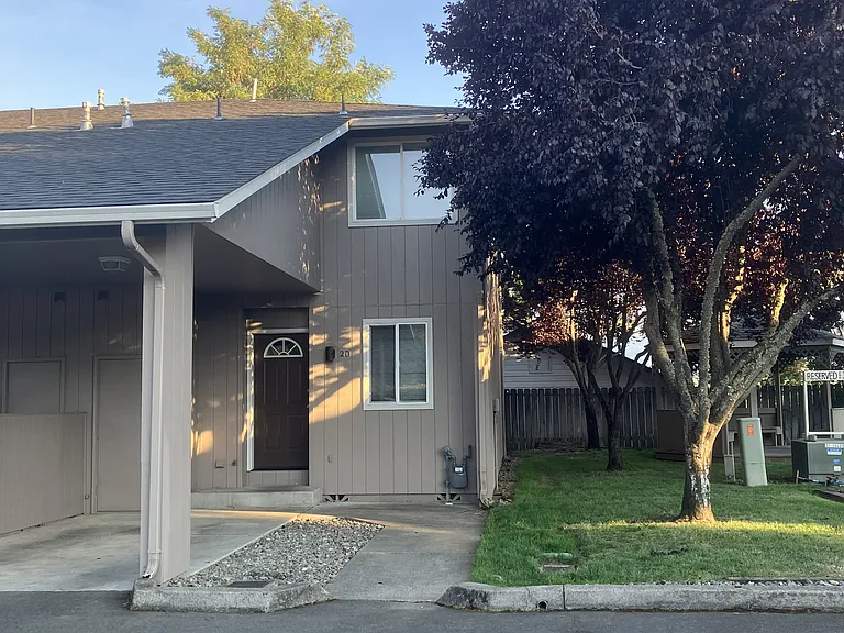 310 NE Terry Ln #2D — Photo 1