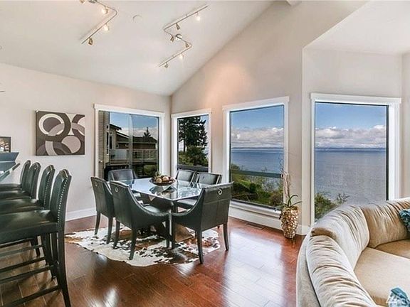 Dining are with floor to ceiling views