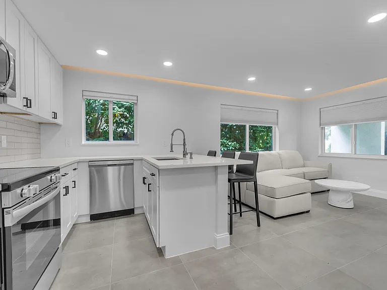 381 SE 15th Ave #1 — Photo 13