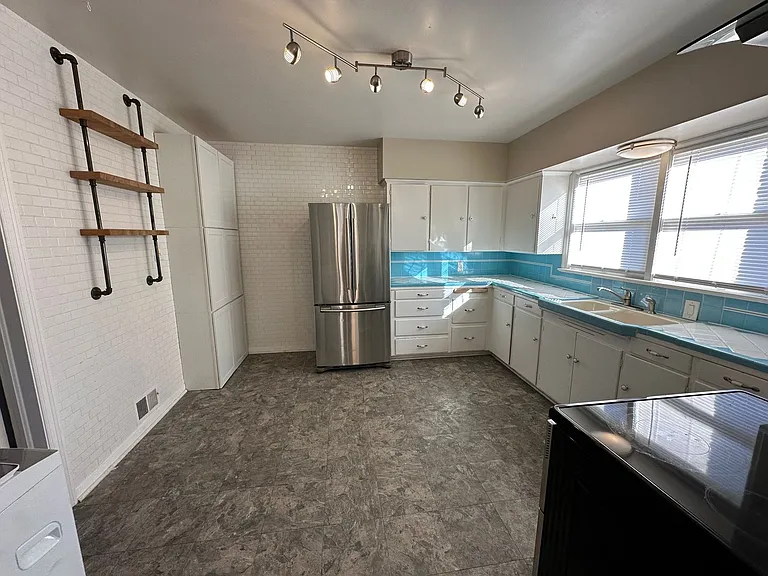 465 Wilson Ave — Photo 8