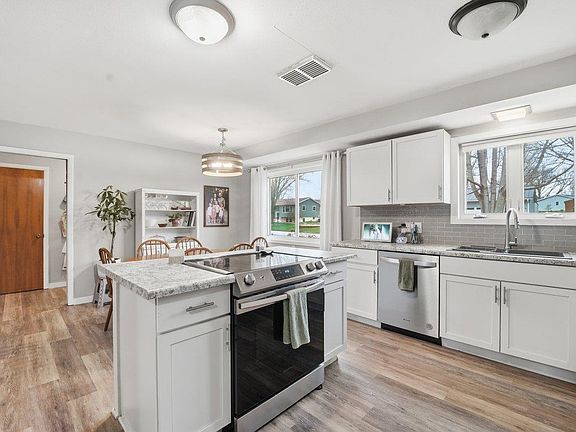 3rd image of 1316 Hillcrest Dr