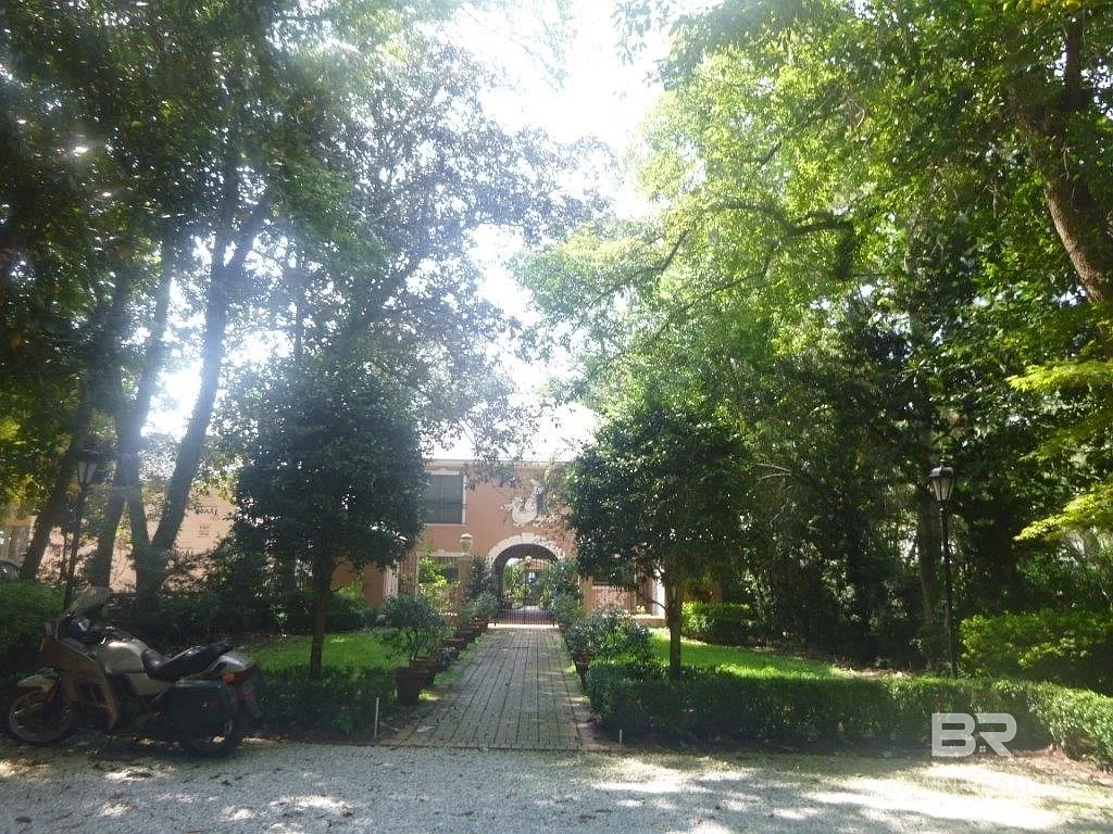 2 bed, 2.5 bath, 1400 sqft, $2,200 — Photo 2
