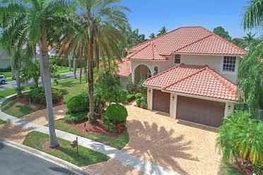 Home For Sale In Woodfield Country Club