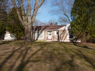 858 Wildwood Pl, Oconomowoc, WI 53066