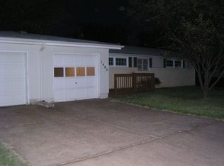 1402 Derby St, Salina, KS 67401
