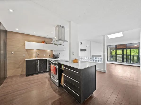 141 W 13th St #304, North Vancouver, BC V7M 1N5
