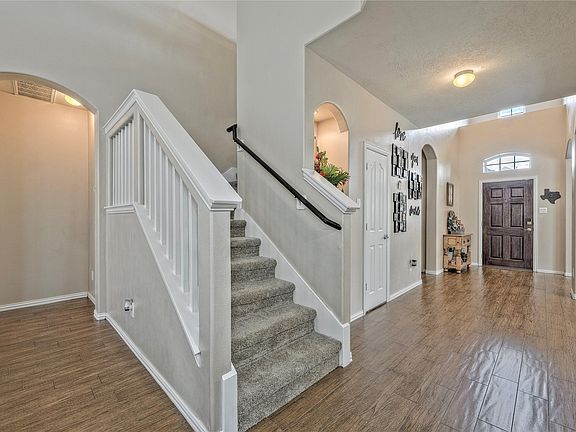 5th image of 130 Persimmon Dr