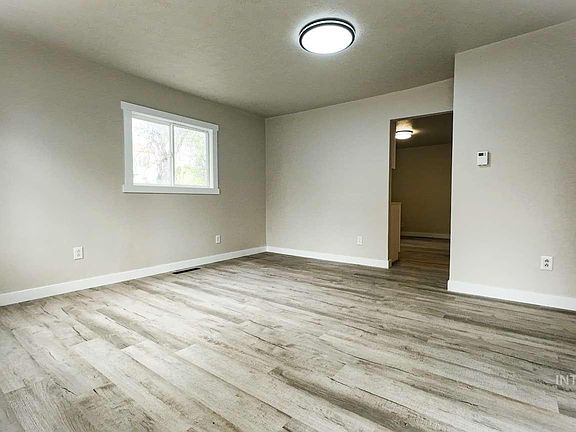 2nd image of 482 Van Buren St