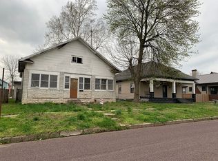 402 3rd St, Monett, MO 65708