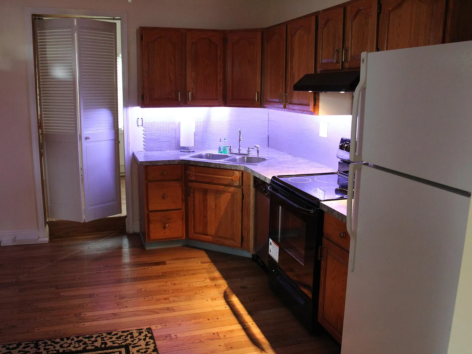 2 bed, 1.5 bath, 1561 sqft, $2,200 — Photo 2
