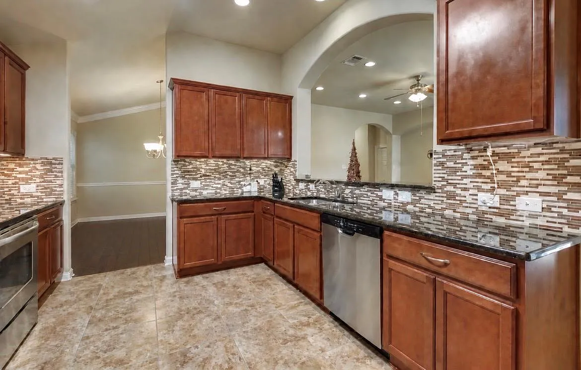 3 bed, 2.0 bath, 1953 sqft, $2,295 — Photo 2