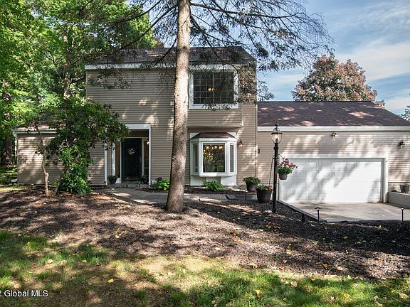 4th image of 11 Loudonwood Ave E