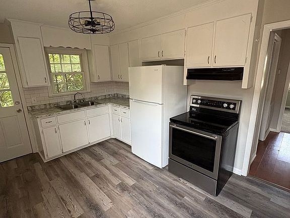 2nd image of 102 B Bruce St