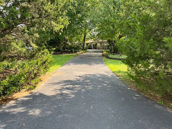 3rd image of 510 BROAD Creek Dr
