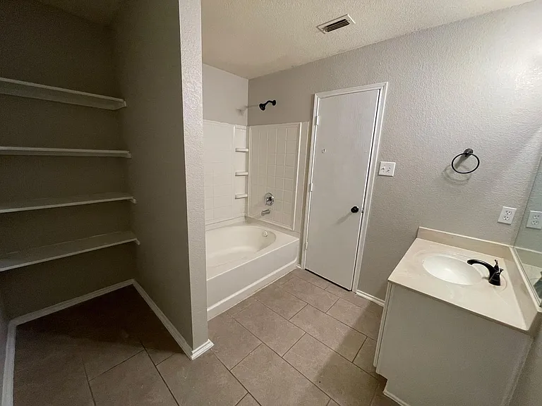 1512 Queens Brook Ln — Photo 20