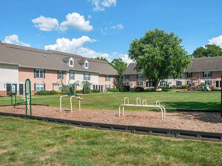 Montgomery Manor Apartments & Townhomes — Photo 22
