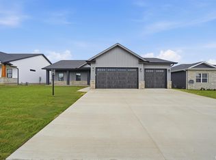 1315 W Hillcrest Dr, Chillicothe, IL 61523