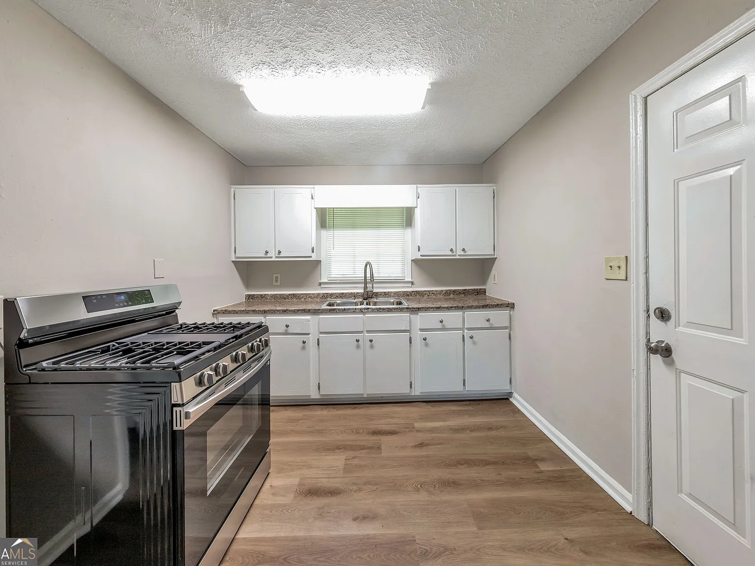 3 bed, 1.5 bath, 1131 sqft, $1,695 — Photo 4