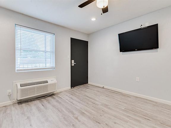 2nd image of 2617 Napoleon St #9