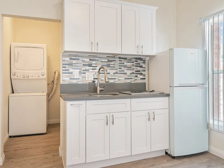 Ktown Apartments Kitchen