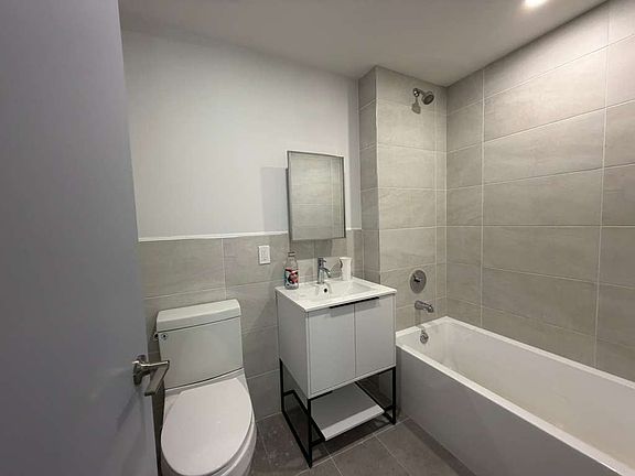 4th image of 1143 Hoe Ave #2D
