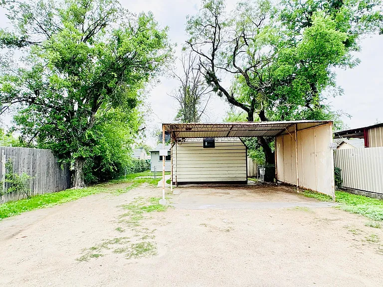 1510 E Harris Ave — Photo 3