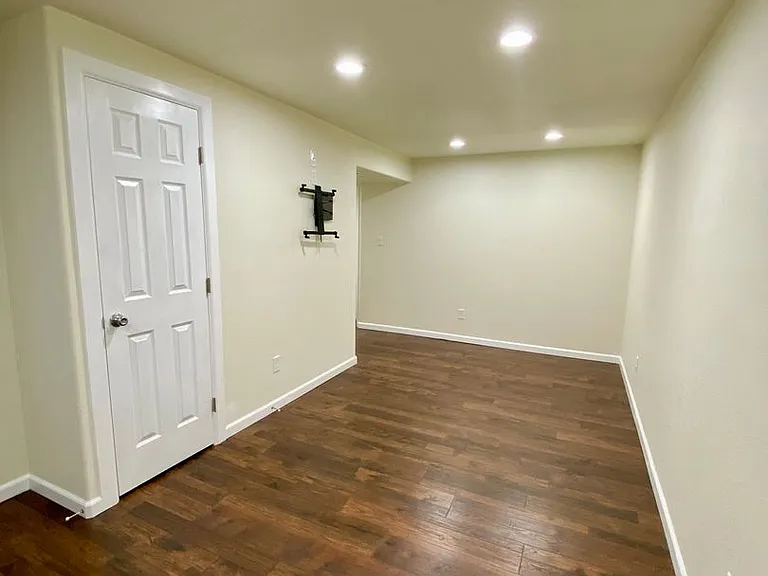 7605 Dobbs Dr — Photo 16